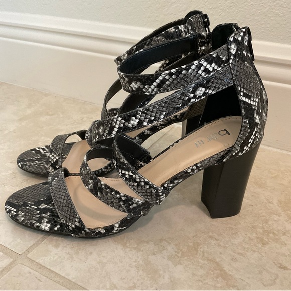Bar III Sandals Blythe snake python print ankle strap block heels NWOT - Picture 8 of 12